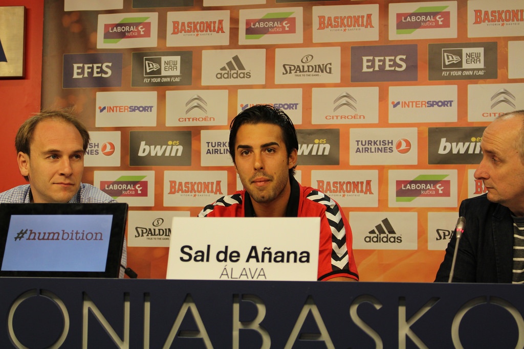 Λαμποράλ Κούτσα: Παρουσιάστηκε ο Βούγιασιτς (photos)