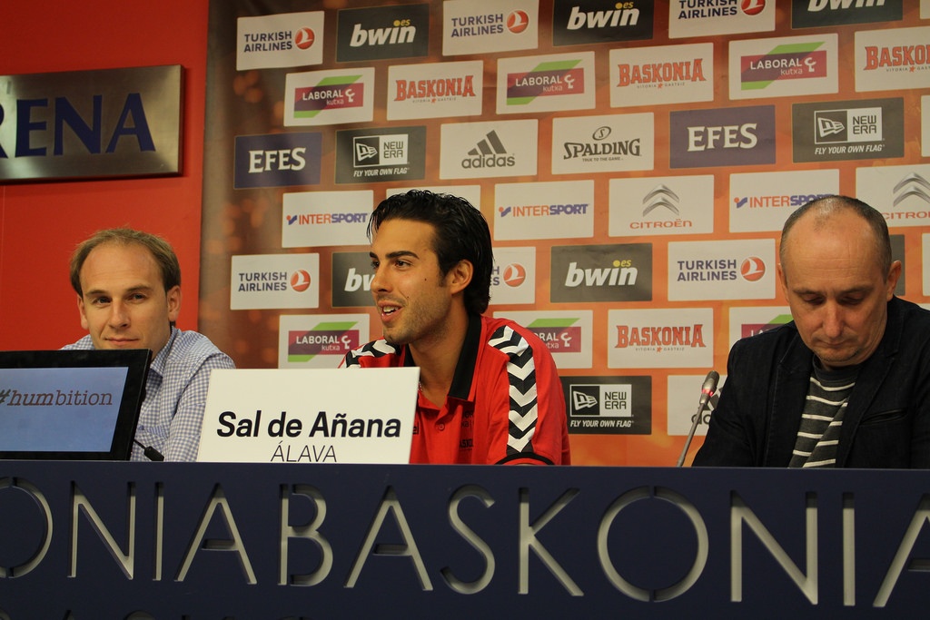 Λαμποράλ Κούτσα: Παρουσιάστηκε ο Βούγιασιτς (photos)