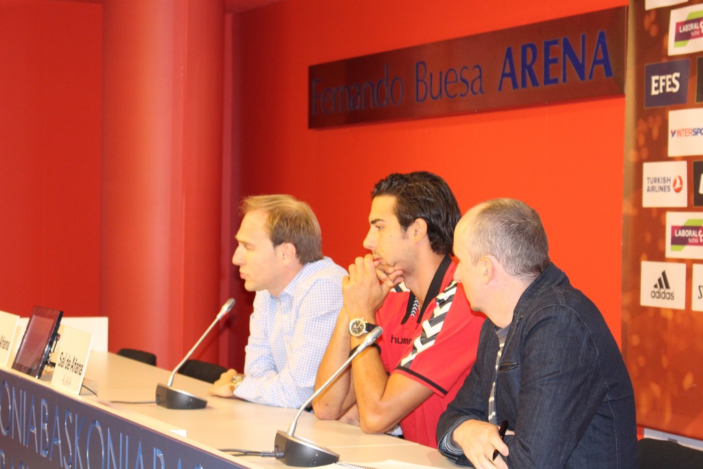 Λαμποράλ Κούτσα: Παρουσιάστηκε ο Βούγιασιτς (photos)