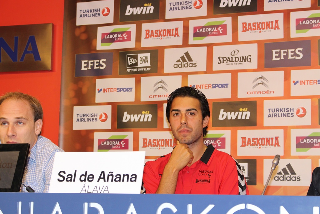 Λαμποράλ Κούτσα: Παρουσιάστηκε ο Βούγιασιτς (photos)