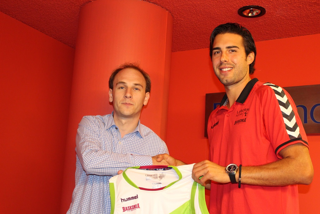 Λαμποράλ Κούτσα: Παρουσιάστηκε ο Βούγιασιτς (photos)