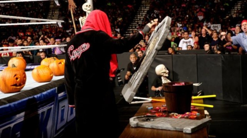 SmackDown: Αποκριάτικο επεισόδιο με τρέλες του Ambrose (photos+videos)