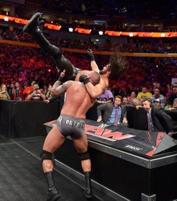 Raw: Επέστρεψε ο Vince McMahon (photos+videos)