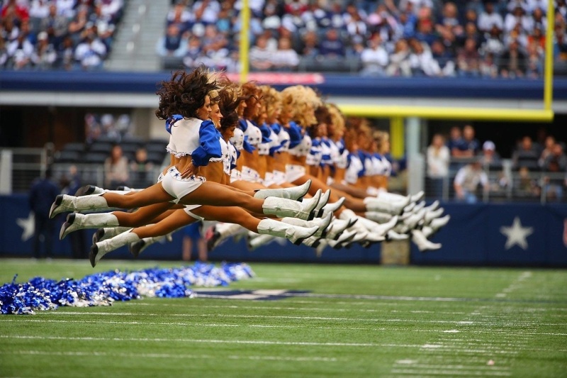 NFL: Άλλο χρώμα από τις Cheerleaders (photos)