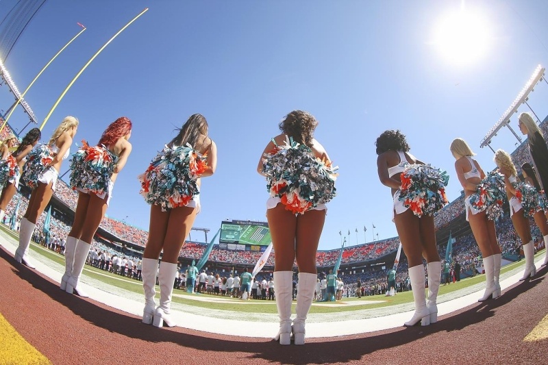 NFL: Άλλο χρώμα από τις Cheerleaders (photos)
