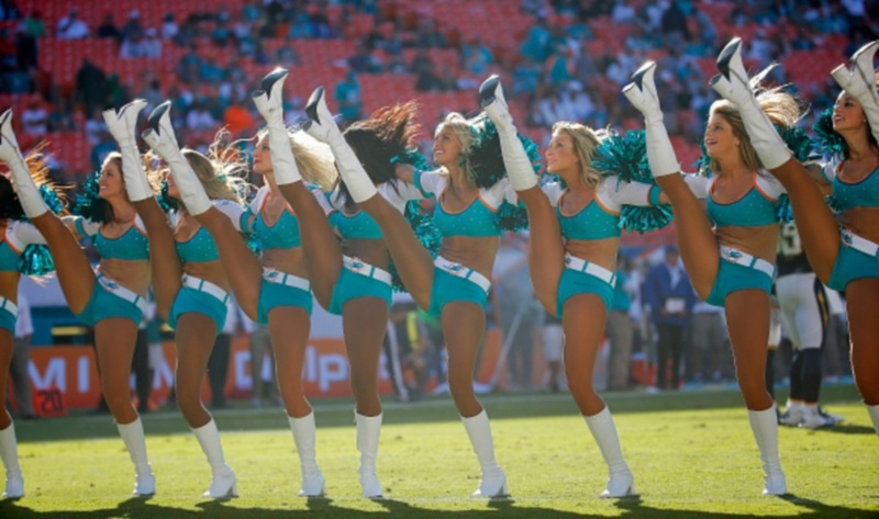 NFL: Άλλο χρώμα από τις Cheerleaders (photos)