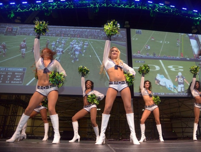 NFL: Άλλο χρώμα από τις Cheerleaders (photos)