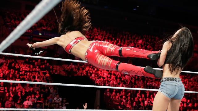 Raw: Εσωτερικά προβλήματα για Authority (photos+videos)