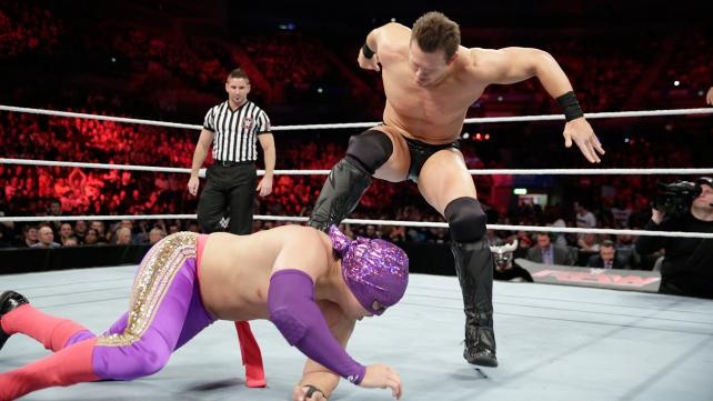 Raw: Εσωτερικά προβλήματα για Authority (photos+videos)