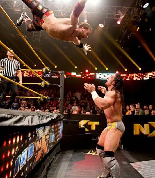 NXT: Φιλική κόντρα, νίκη Neville (photos+videos)