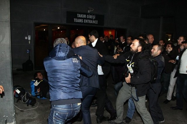 «Εμφύλιος» και σύρραξη στην Πόλη λόγω Ντεμιρέλ (photos+videos)