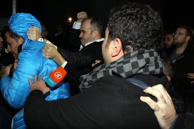 «Εμφύλιος» και σύρραξη στην Πόλη λόγω Ντεμιρέλ (photos+videos)