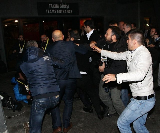 «Εμφύλιος» και σύρραξη στην Πόλη λόγω Ντεμιρέλ (photos+videos)