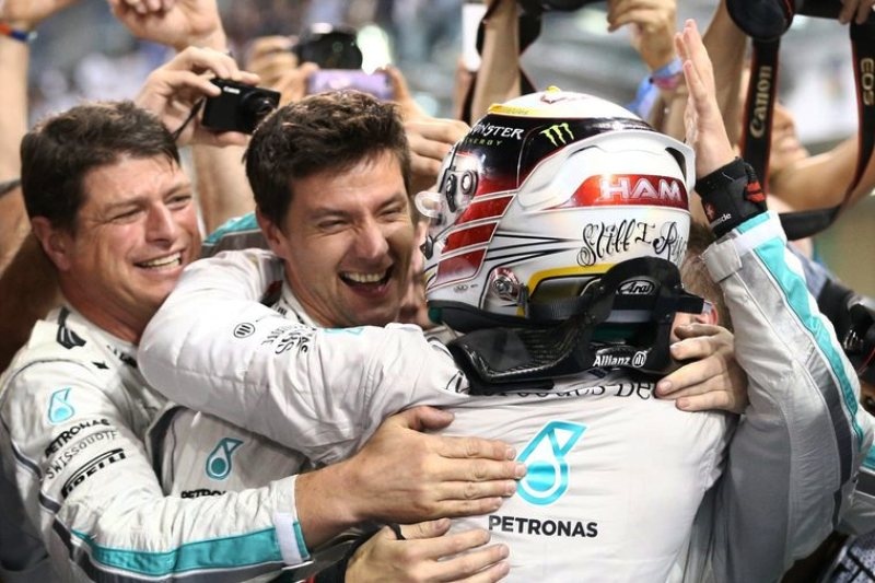 Formula 1: Ο Χάμιλτον στον θρόνο του! (videos+photos)