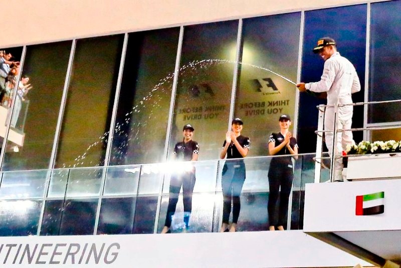 Formula 1: Ο Χάμιλτον στον θρόνο του! (videos+photos)
