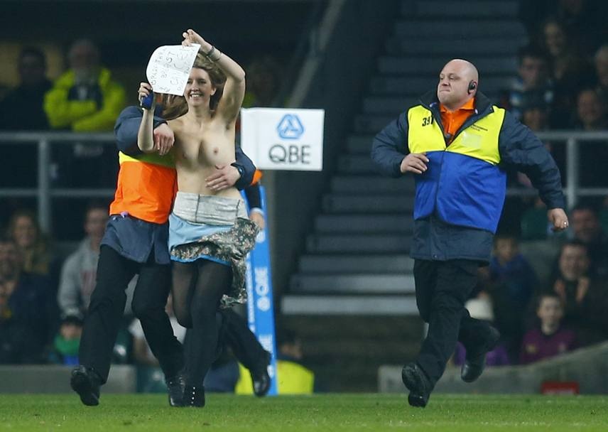 Γυναίκα και Άνδρας εισέβαλαν γυμνοί σε αγώνες ράγκμπι και κρίκετ (photos)