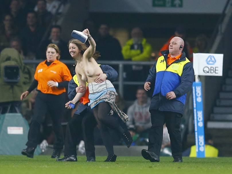 Γυναίκα και Άνδρας εισέβαλαν γυμνοί σε αγώνες ράγκμπι και κρίκετ (photos)