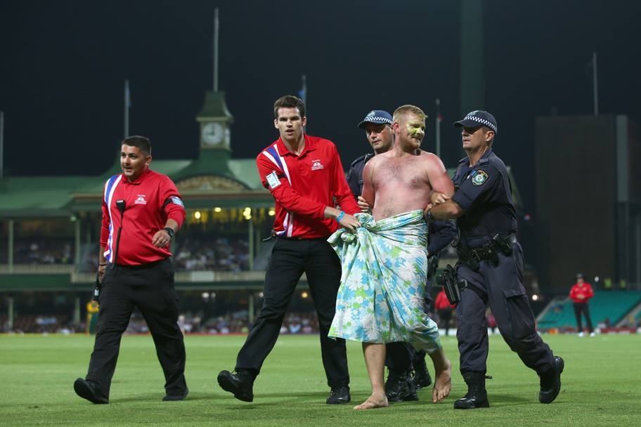 Γυναίκα και Άνδρας εισέβαλαν γυμνοί σε αγώνες ράγκμπι και κρίκετ (photos)