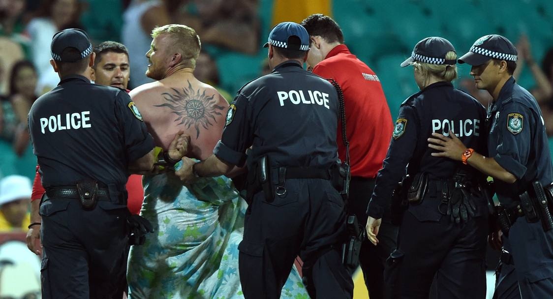 Γυναίκα και Άνδρας εισέβαλαν γυμνοί σε αγώνες ράγκμπι και κρίκετ (photos)