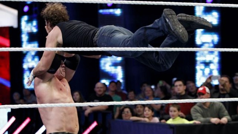 Main Event: «Καθάρισε» ο Dean Ambrose (photos+videos)