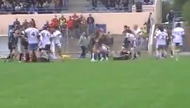 Γαλλία: Τρελό... ξύλο σε αγώνα ράγκμπι! (photos+videos)