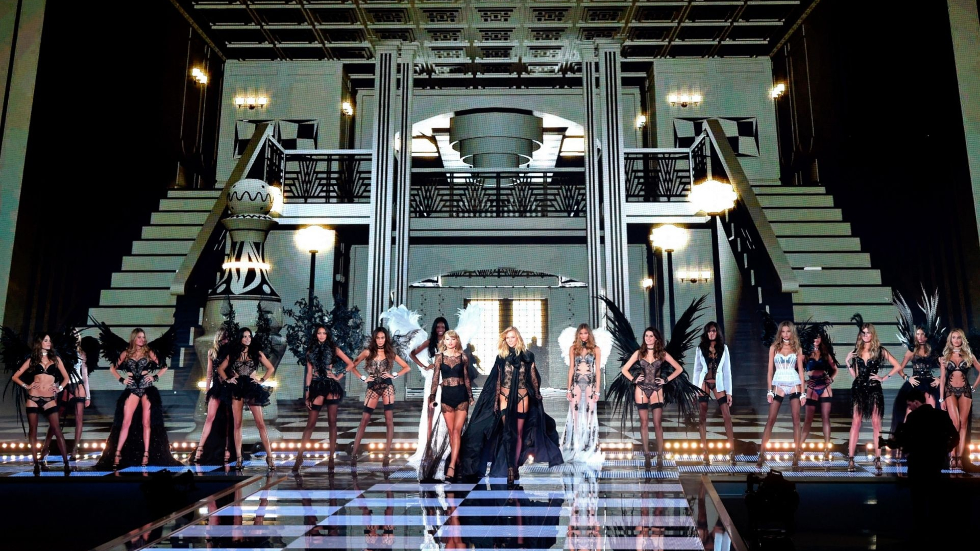 Στο σόου Victoria΄s Secret ο Μουρίνιο μετά συζύγου και κόρης (videos+photos)