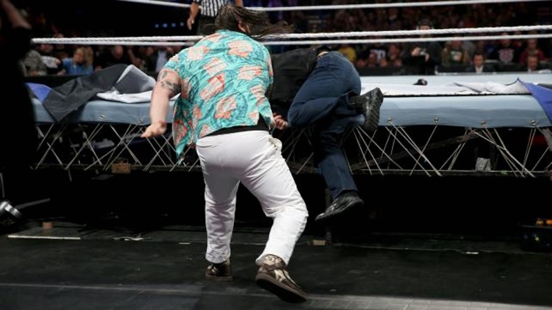 SmackDown: «Πινελιές» από Santino Marella (photos+videos)