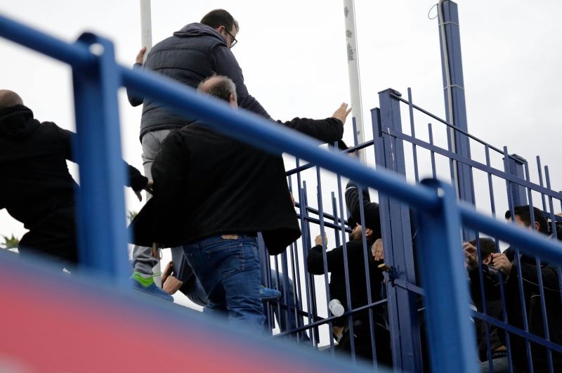 Επεισόδια στη Μαγούλα (photos)