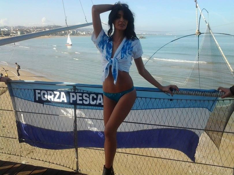 Ιταλία: Γαλάζιες... καλλονές «ποζάρουν» για την Πεσκάρα (photos)