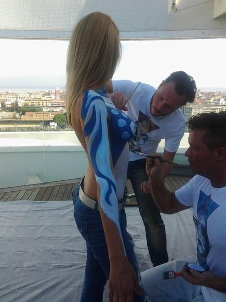 Ιταλία: Γαλάζιες... καλλονές «ποζάρουν» για την Πεσκάρα (photos)