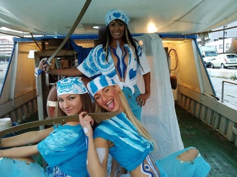 Ιταλία: Γαλάζιες... καλλονές «ποζάρουν» για την Πεσκάρα (photos)