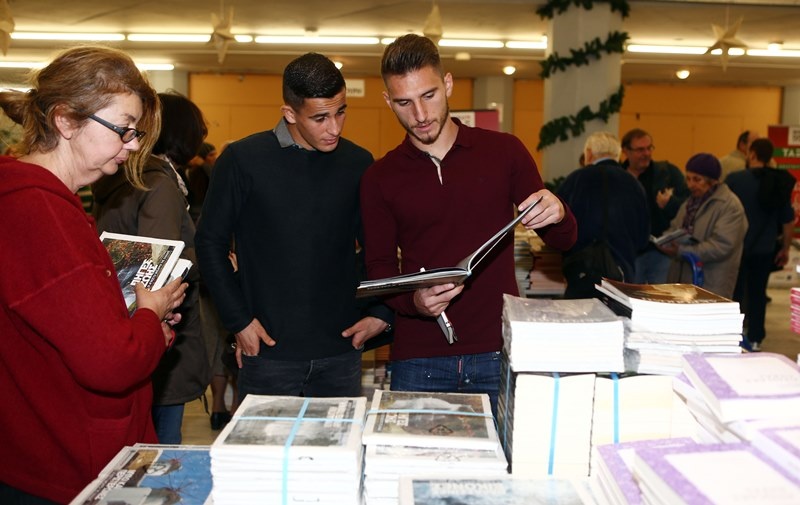 Ολυμπιακός: Στο bazaar βιβλίου του Δήμου Πειραιά ο Μαρινάκης (photos)