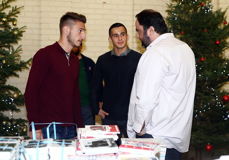 Ολυμπιακός: Στο bazaar βιβλίου του Δήμου Πειραιά ο Μαρινάκης (photos)