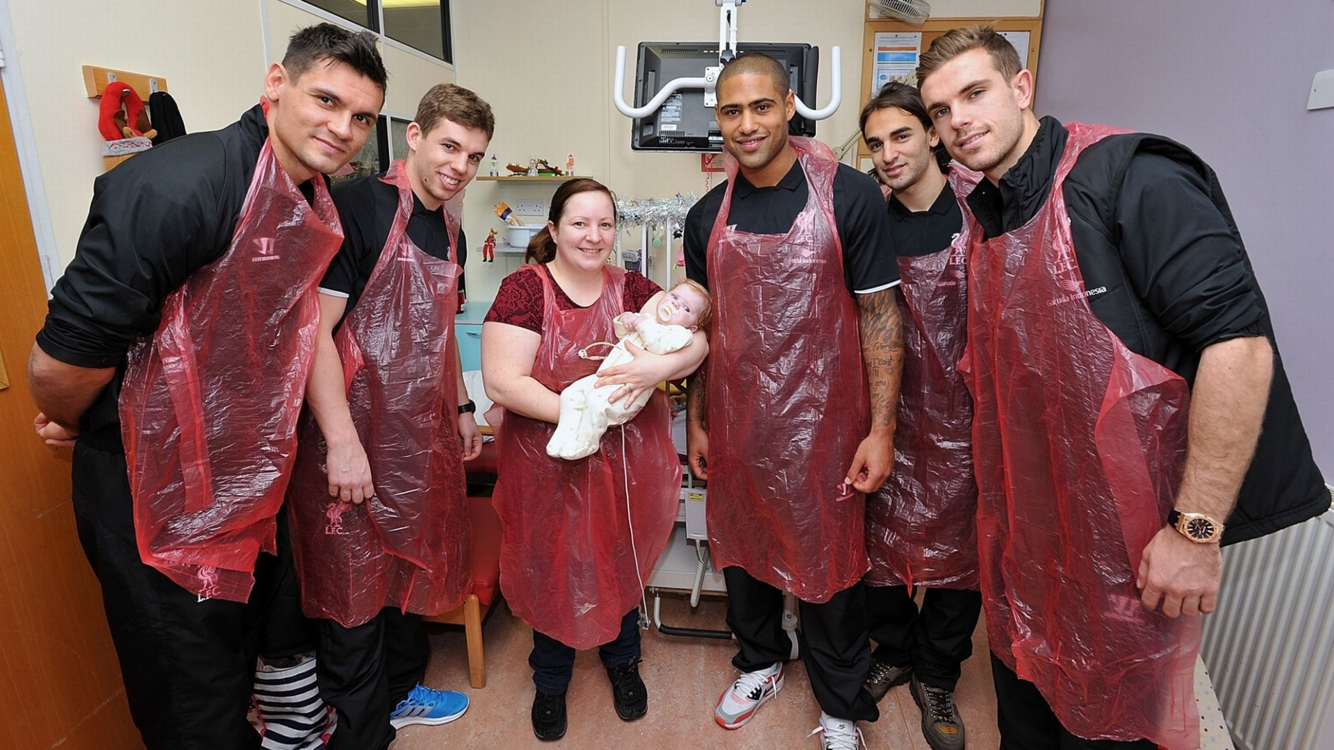 Οι Aϊ Βασίληδες  της Λίβερπουλ ζέσταναν  τις  καρδιές των μικρών παιδιών(photos)
