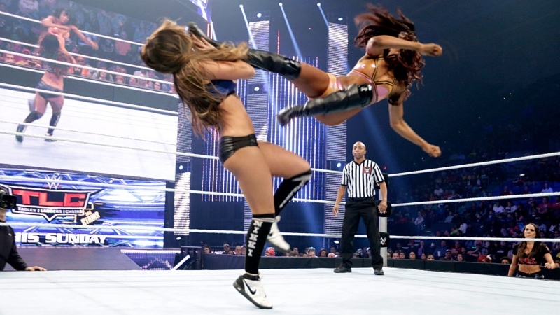 SmackDown: Χάος ενόψει TLC (photos+videos)