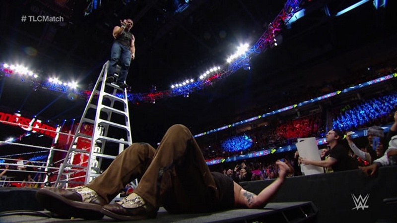 Tables, Ladders and Chairs… and Stairs: Γύρισε… επίσημα ο Reigns (photos+videos)