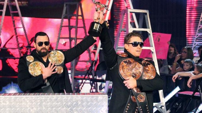 Tables, Ladders and Chairs… and Stairs: Γύρισε… επίσημα ο Reigns (photos+videos)