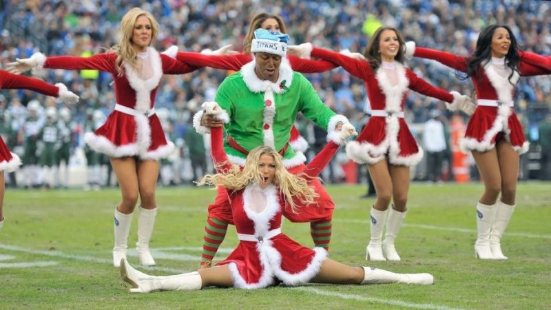 NFL: Χριστουγεννιάτικα χρώματα για τις Cheerleaders (photos)