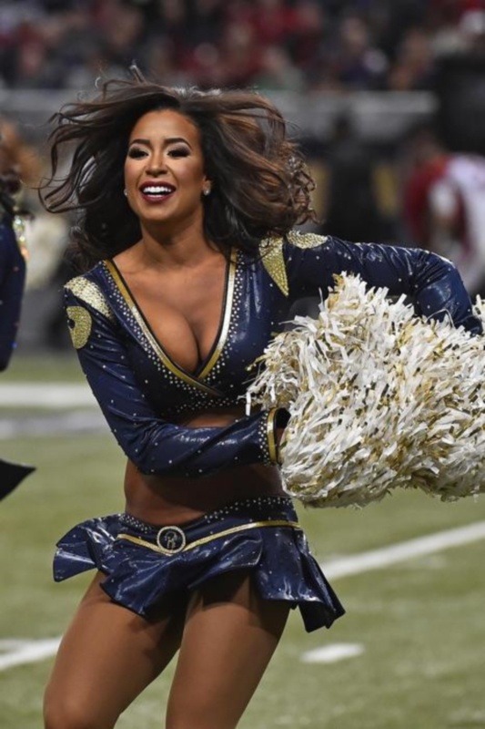 NFL: Χριστουγεννιάτικα χρώματα για τις Cheerleaders (photos)