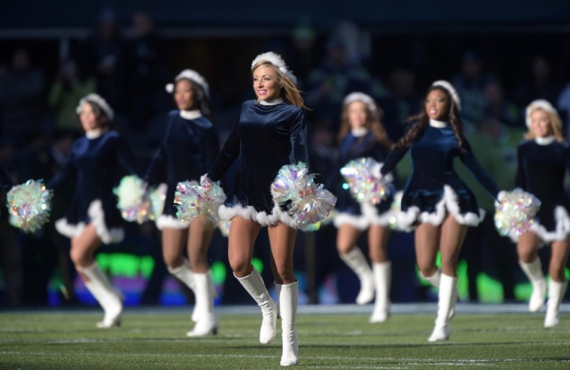 NFL: Χριστουγεννιάτικα χρώματα για τις Cheerleaders (photos)