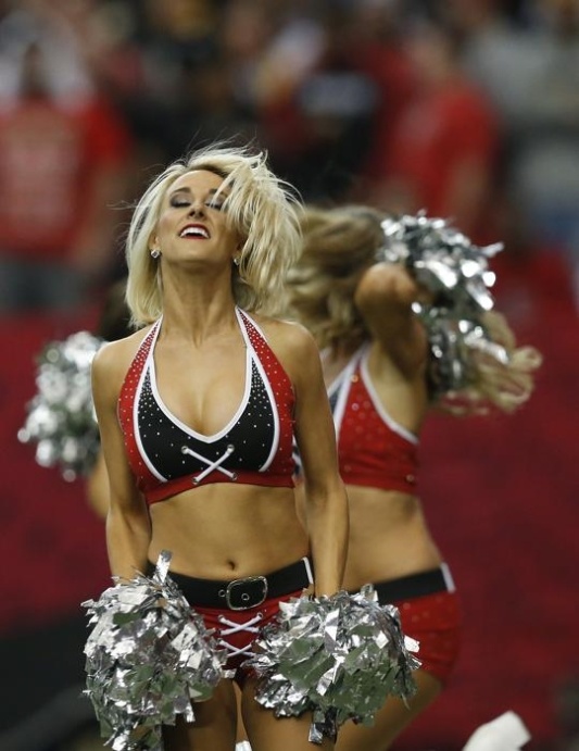 NFL: Χριστουγεννιάτικα χρώματα για τις Cheerleaders (photos)