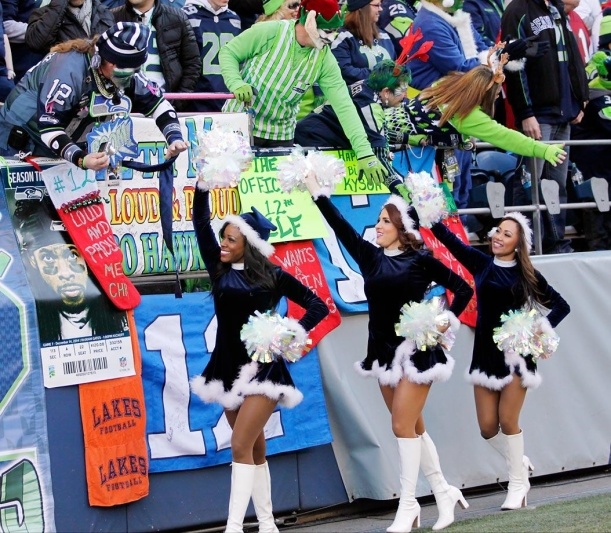 NFL: Χριστουγεννιάτικα χρώματα για τις Cheerleaders (photos)