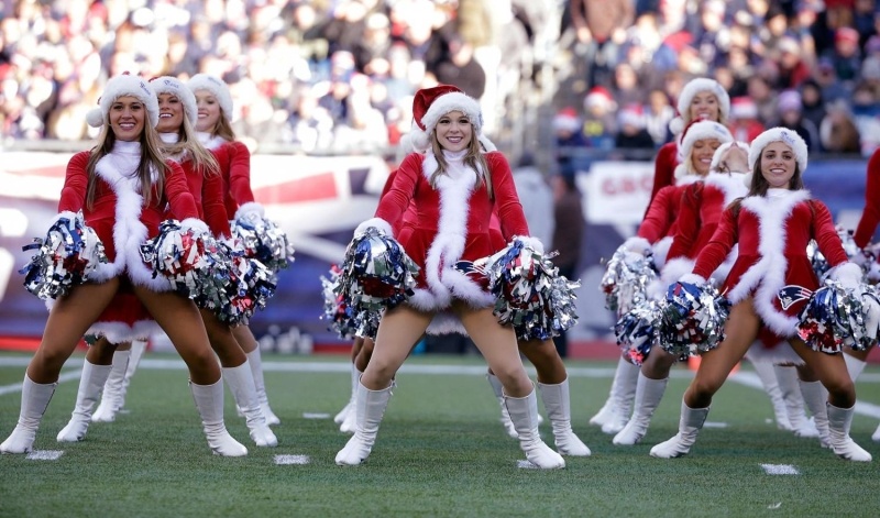NFL: Χριστουγεννιάτικα χρώματα για τις Cheerleaders (photos)