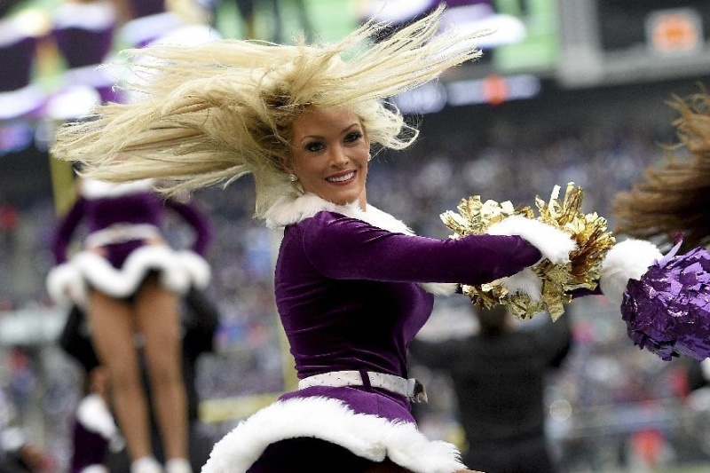 NFL: Χριστουγεννιάτικα χρώματα για τις Cheerleaders (photos)