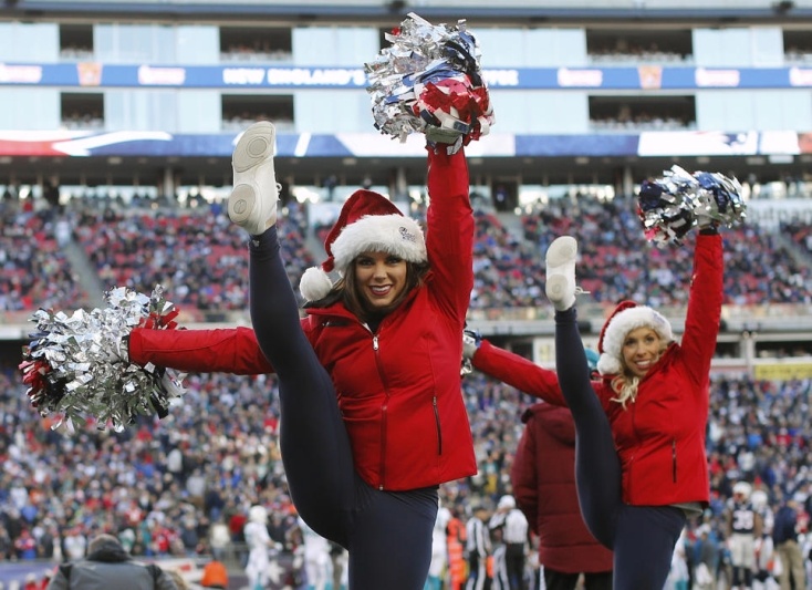 NFL: Χριστουγεννιάτικα χρώματα για τις Cheerleaders (photos)