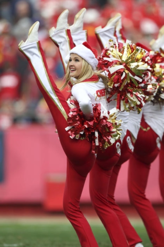 NFL: Χριστουγεννιάτικα χρώματα για τις Cheerleaders (photos)