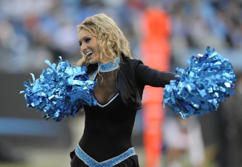 NFL: Χριστουγεννιάτικα χρώματα για τις Cheerleaders (photos)