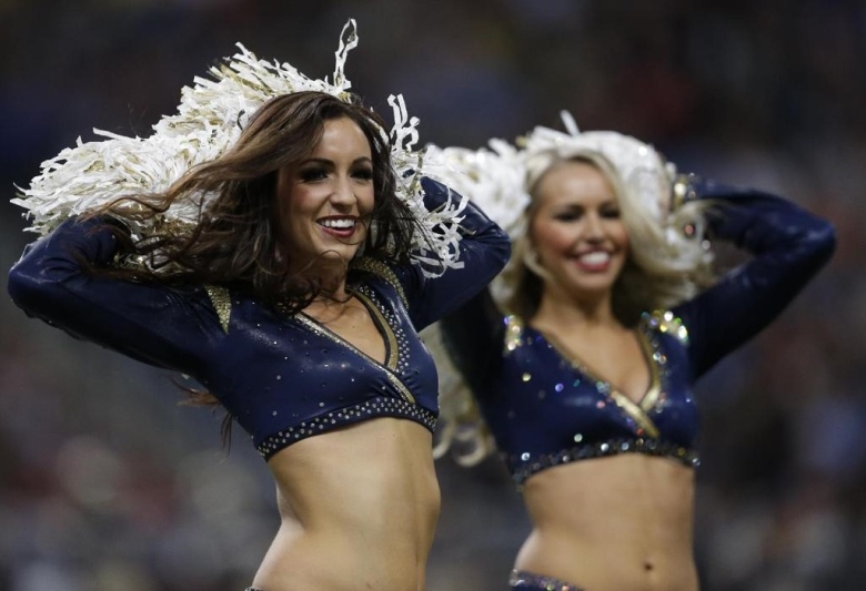 NFL: Χριστουγεννιάτικα χρώματα για τις Cheerleaders (photos)