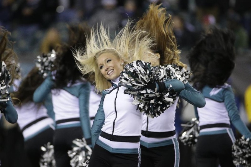NFL: Χριστουγεννιάτικα χρώματα για τις Cheerleaders (photos)