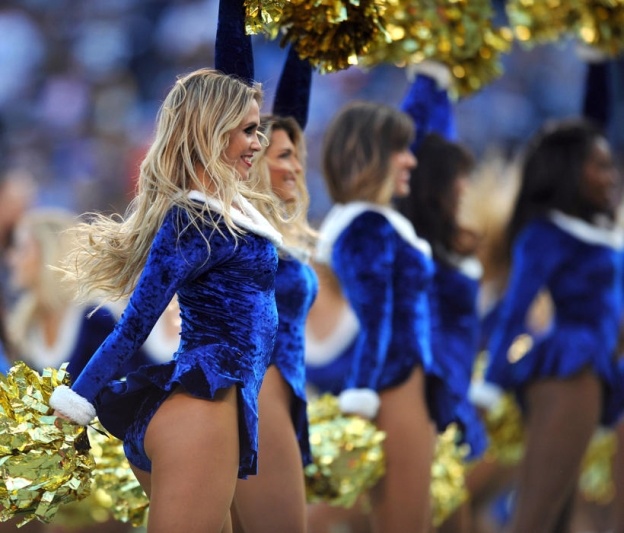 NFL: Χριστουγεννιάτικα χρώματα για τις Cheerleaders (photos)